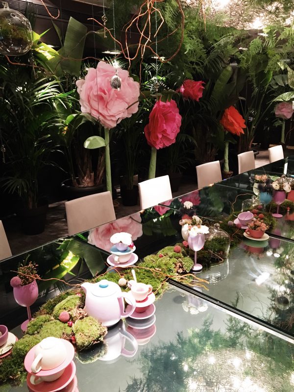 Decoración de mesa evento Alicia en el país de las maravillas